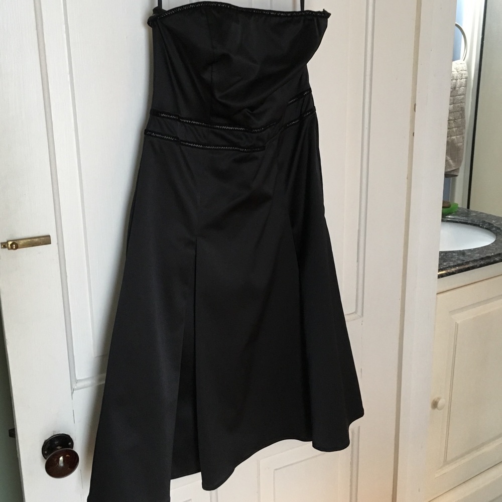 Strapless the limited dress